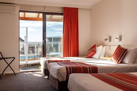 Beachfront Bicheno - Tourism Cairns 1