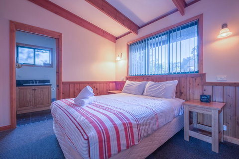 Freycinet Timber Cottage 1 - Tourism Cairns 4
