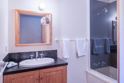 Freycinet Timber Cottage 2 - Tourism Cairns 1