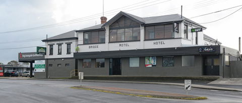 Bridge Hotel - Tourism Cairns 0