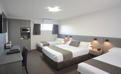 Bridge Hotel - Tourism Cairns 1