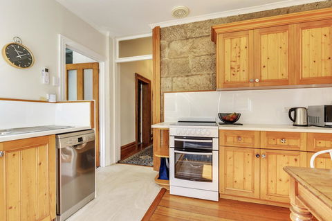 WEST NEST | Classic 3BR Hobart Terrace BEST Location, View, Close To City - Tourism Cairns 5