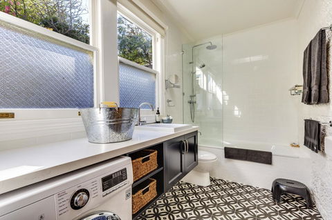 WEST NEST | Classic 3BR Hobart Terrace BEST Location, View, Close To City - Tourism Cairns 2