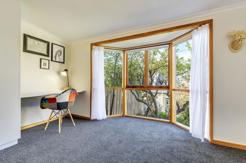 WEST NEST | Classic 3BR Hobart Terrace BEST Location, View, Close To City - Tourism Cairns 14