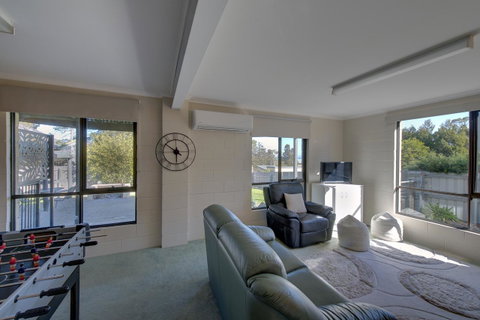 The Lookout ~ Large Family House With Views - Tourism Cairns 3