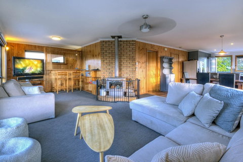 The Lookout ~ Large Family House With Views - Tourism Cairns 4