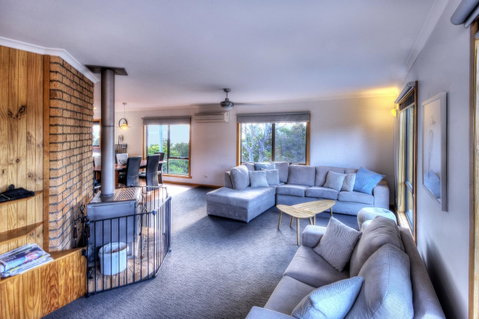 The Lookout ~ Large Family House With Views - Tourism Cairns 12
