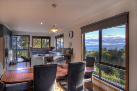 The Lookout ~ Large Family House With Views - Tourism Cairns 6