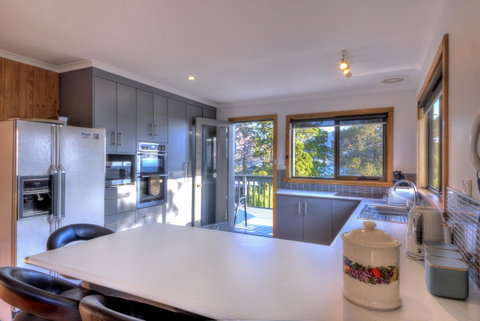 The Lookout ~ Large Family House With Views - Tourism Cairns 10