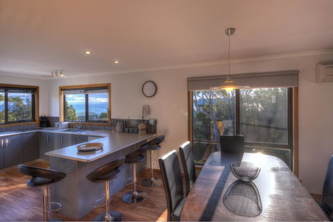 The Lookout ~ Large Family House With Views - Tourism Cairns 14