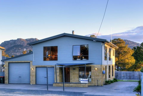 The Lookout ~ Large Family House With Views - Tourism Cairns 15