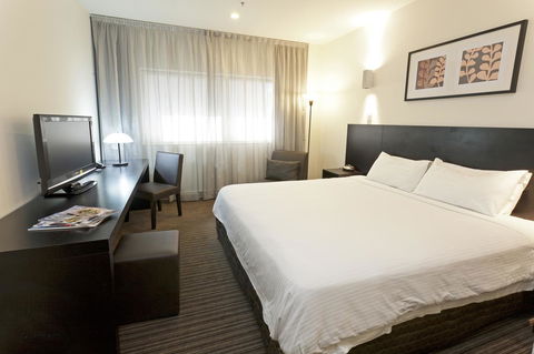Causeway 353 Hotel - Tourism Cairns 0