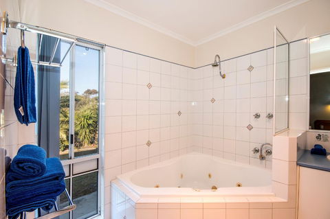 Torquay Tropicana Motel - Tourism Cairns 17