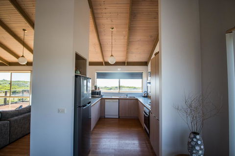 Sunsets On Martyrs Luxury Coastal Beach House Peterborough - Tourism Cairns 4