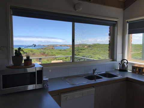 Sunsets On Martyrs Luxury Coastal Beach House Peterborough - Tourism Cairns 8