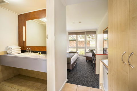 Burvale Hotel - Tourism Cairns 8