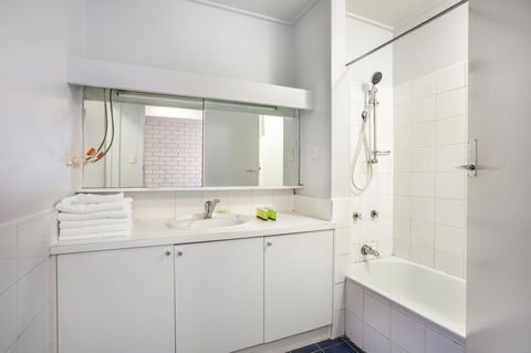 Burvale Hotel - Tourism Cairns 1