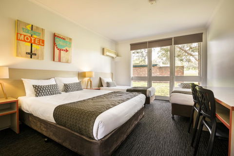 Burvale Hotel - Tourism Cairns 0