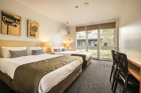 Burvale Hotel - Tourism Cairns 6