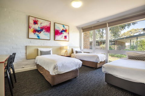 Burvale Hotel - Tourism Cairns 4