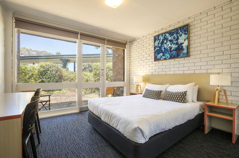 Burvale Hotel - Tourism Cairns 5