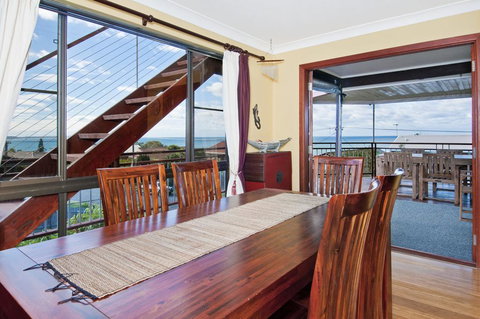 THE BOARDROOM ON BANKSIA - 11 Banksia Ave Bonny Hills - Tourism Cairns 2