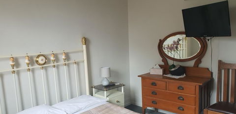 The Eastern Hotel - Tourism Cairns 3