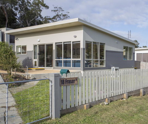 The Hill House - Tourism Cairns 0