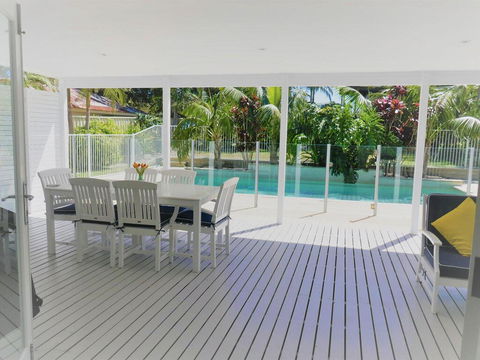The White House', 25 Tomaree Road - Fantastic House With Pool, Linen FOXTEL & WII-U - Tourism Cairns 1