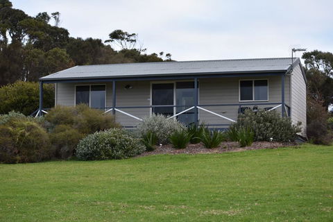 Tidal Dreaming Seaview Cottages - Tourism Cairns 0