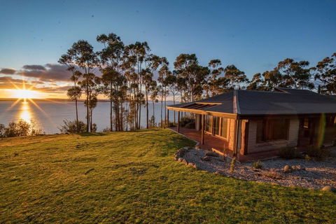 Tinderbox Cliff House - Tourism Cairns 0
