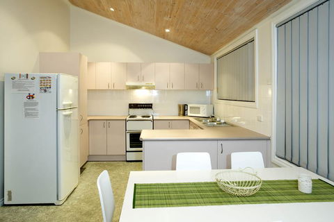 Tomaree 18 - Baybreeze - Shoal Bay - Tourism Cairns 3