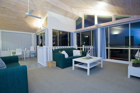 Tomaree 18 - Baybreeze - Shoal Bay - Tourism Cairns 1