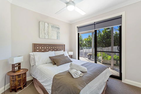 Tomaree Road, 16 - Tourism Cairns 2