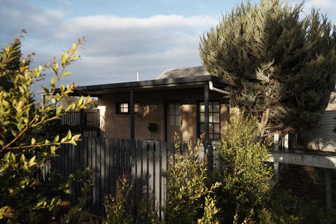 Tomfoolery Winemaker's Cottage Barossa Valley - Tourism Cairns 1
