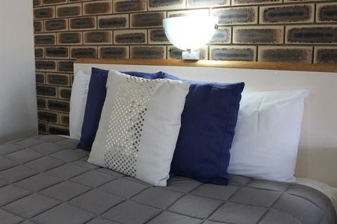 Top Of The Town Motel - Tourism Cairns 0