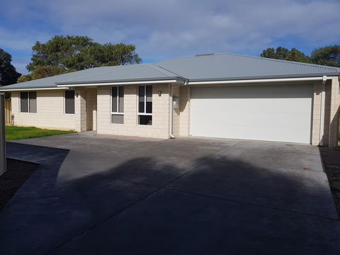Towncrackers Guest House - Tourism Cairns 0
