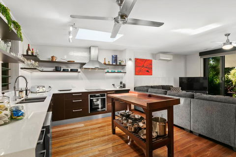 Tropical House, Pool And Extra Bungalow, 4 Bedrooms - Tourism Cairns 3
