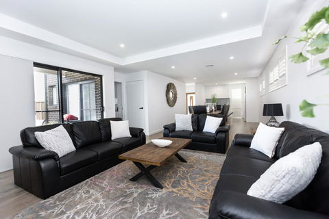 TWO TEN Sleeps 10! Luxury CBD Accommodation - Tourism Cairns 2