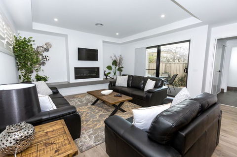 TWO TEN Sleeps 10! Luxury CBD Accommodation - Tourism Cairns 0