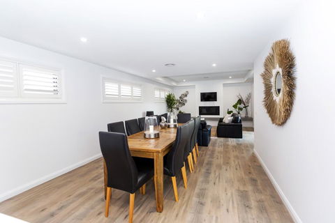 TWO TEN Sleeps 10! Luxury CBD Accommodation - Tourism Cairns 1