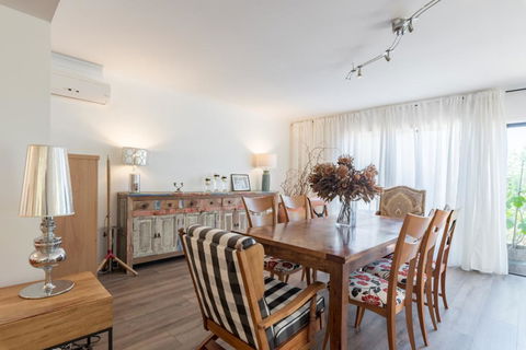 ULTRA SPACIOUS STYLISH HOME IN PRESTONS - SYDNEY - Tourism Cairns 1