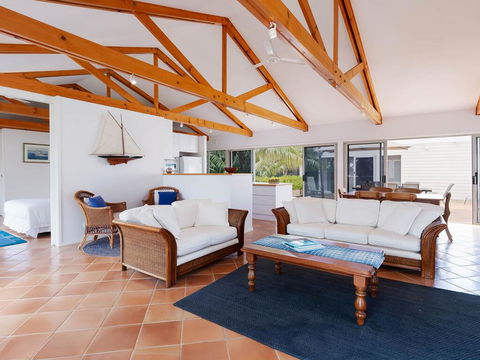 Unit 1 44 Danalene Pde Fantastic Waterfront Property With Air Con - Tourism Cairns 1