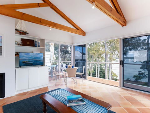 Unit 1 44 Danalene Pde Fantastic Waterfront Property With Air Con - Tourism Cairns 3