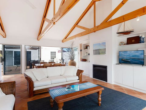 Unit 1 44 Danalene Pde Fantastic Waterfront Property With Air Con - Tourism Cairns 2