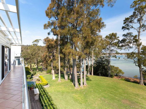 Unit 1 44 Danalene Pde Fantastic Waterfront Property With Air Con - Tourism Cairns 0