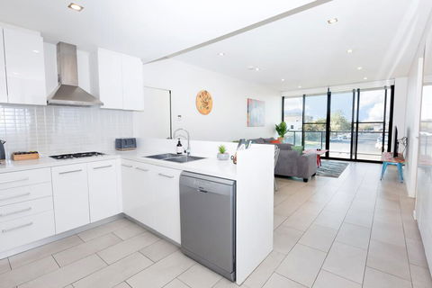 Urban Jungle! Executive Apartment In Heart Of CBD - Tourism Cairns 3