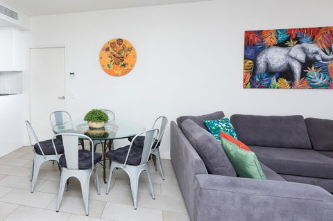 Urban Jungle! Executive Apartment In Heart Of CBD - Tourism Cairns 2