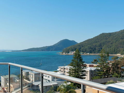 Views, Views & More Views, Sub-Penthouse In Shoal Bay - Tourism Cairns 1