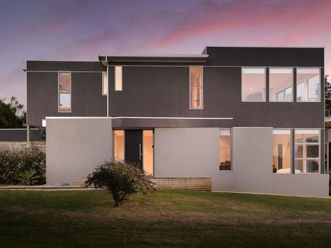 Waikiki Dream - Tourism Cairns 0